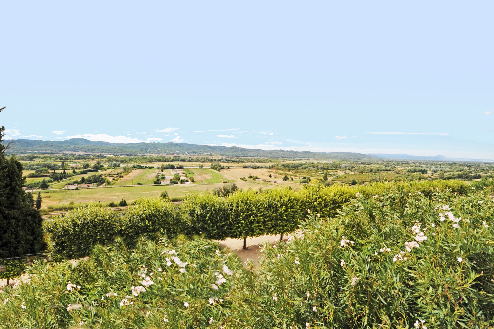 Proche de Lourmarin, exceptionnelle et vaste demeure seigneuriale du 18ème siècle avec dépendances et bassin, au charme remarquable.