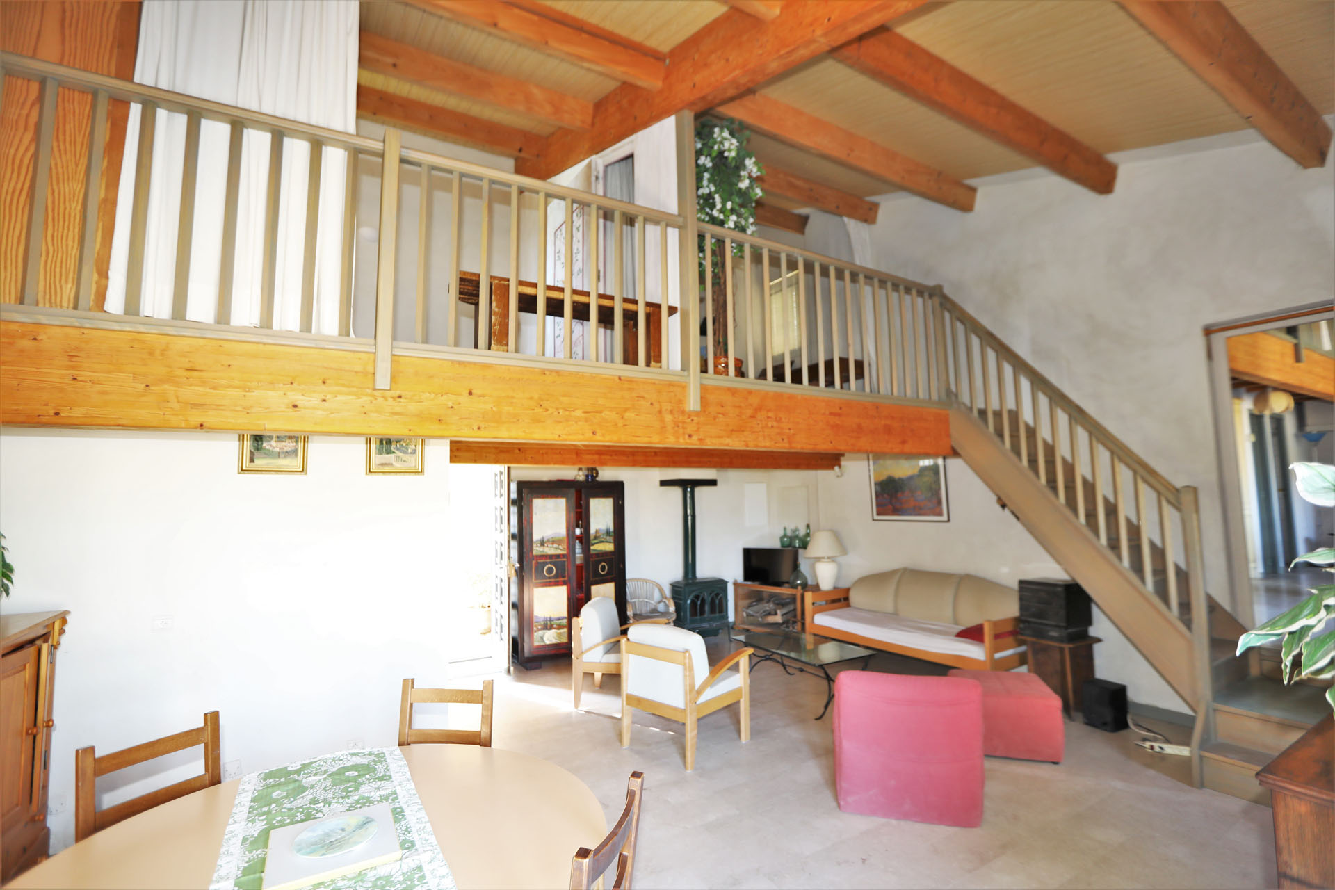 Proche des plus beaux lieux du Luberon, maison de village avec piscine et vue   