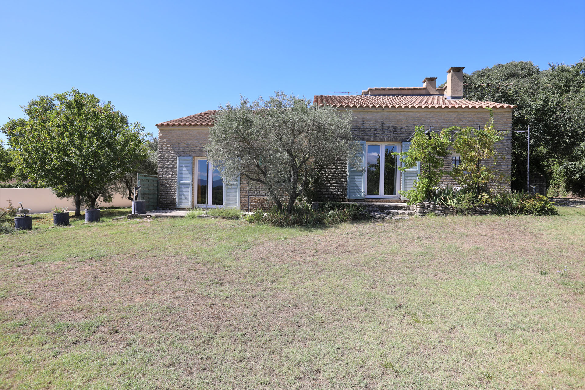 Proche des plus beaux lieux du Luberon, maison de village avec piscine et vue   