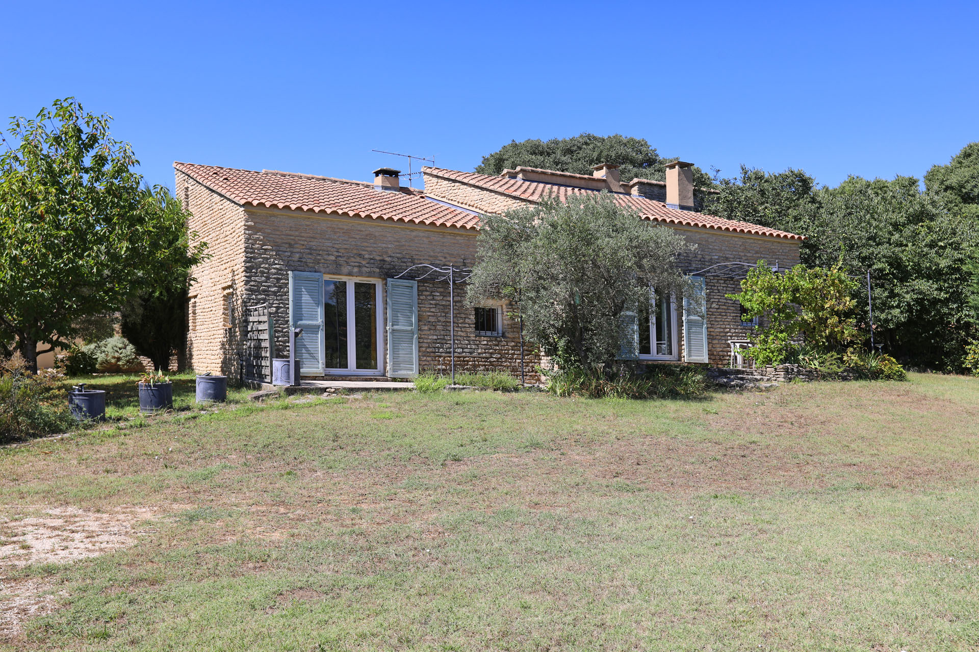 Proche des plus beaux lieux du Luberon, maison de village avec piscine et vue   