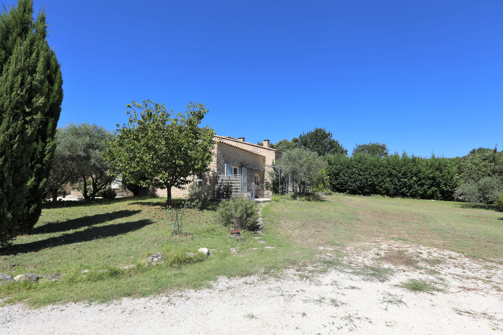 Proche des plus beaux lieux du Luberon, maison de village avec piscine et vue   