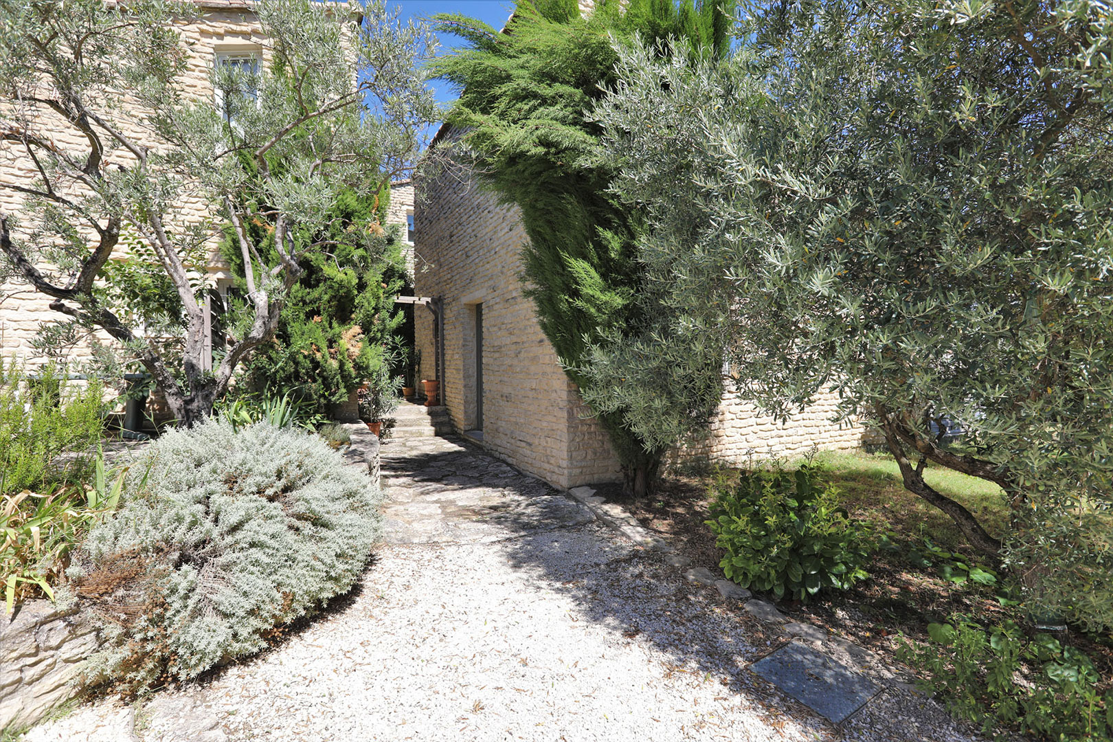 Proche des plus beaux lieux du Luberon, maison de village avec piscine et vue   