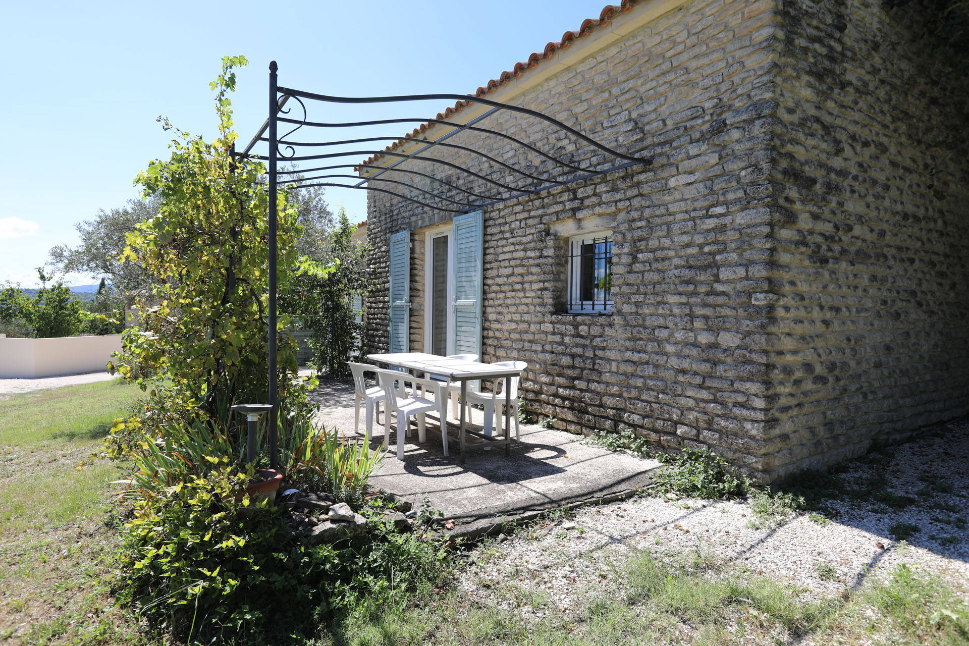 Proche des plus beaux lieux du Luberon, maison de village avec piscine et vue   