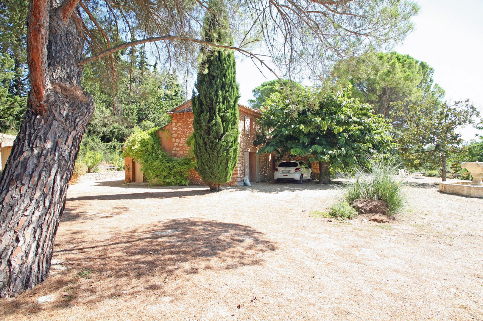 Luberon, mas en situation dominante avec vues et piscine   