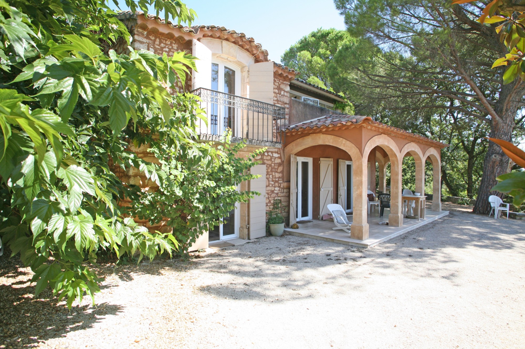 Luberon, mas en situation dominante avec vues et piscine   