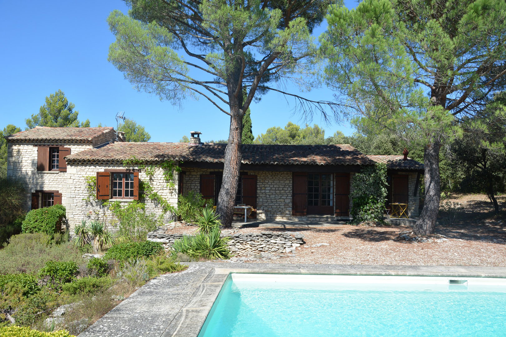 Maison en pierres face au Luberon   