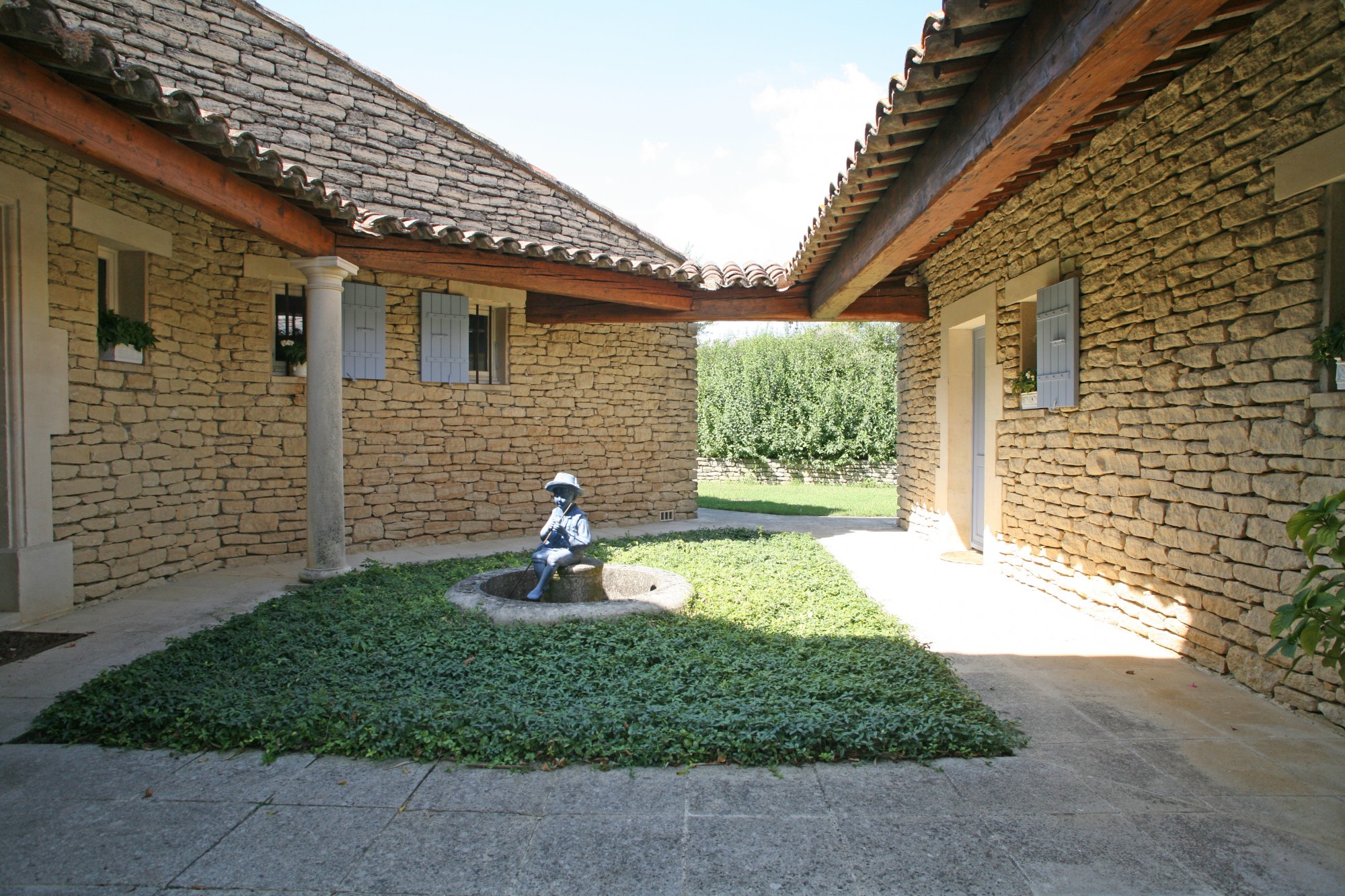 Très belle maison en pierre avec belles vues et piscine   