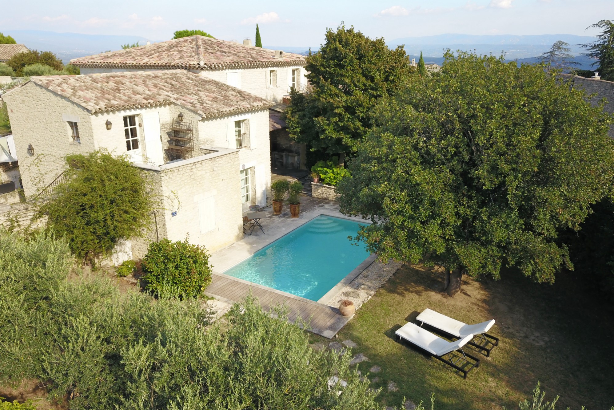 Propriété de village au centre de Gordes avec piscine et spa   