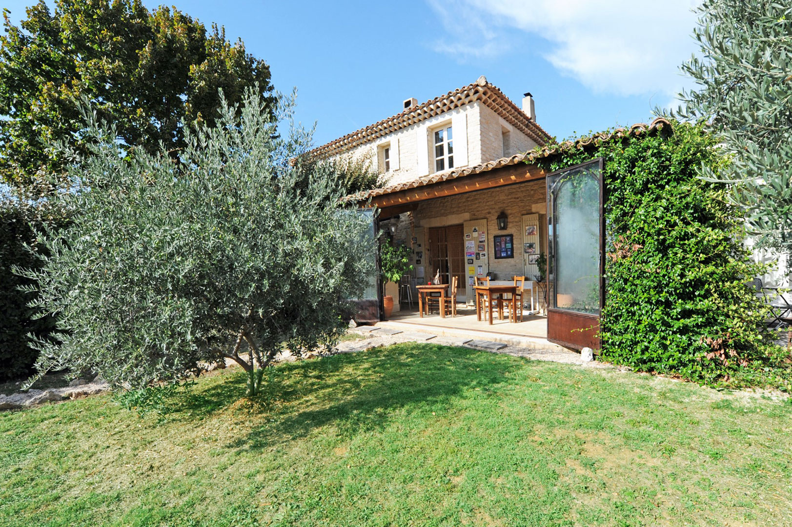 Propriété de village au centre de Gordes avec piscine et spa   