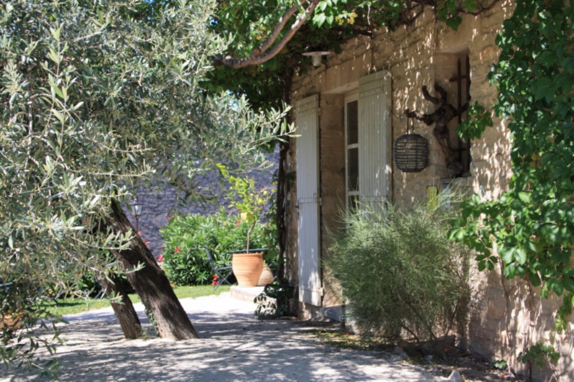 Propriété de village au centre de Gordes avec piscine et spa   