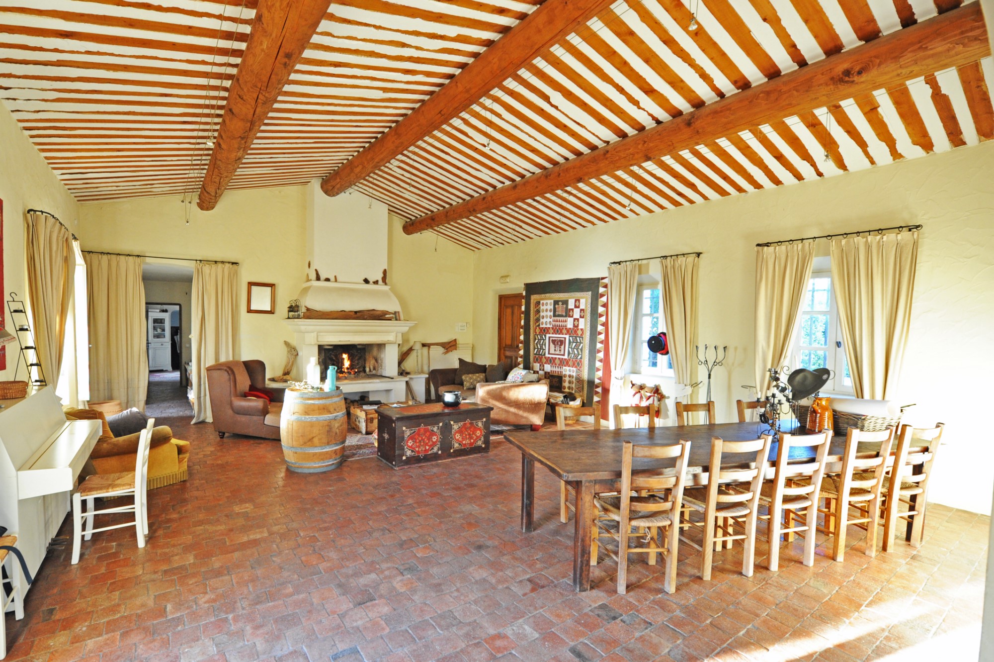 Propriété de village au centre de Gordes avec piscine et spa   