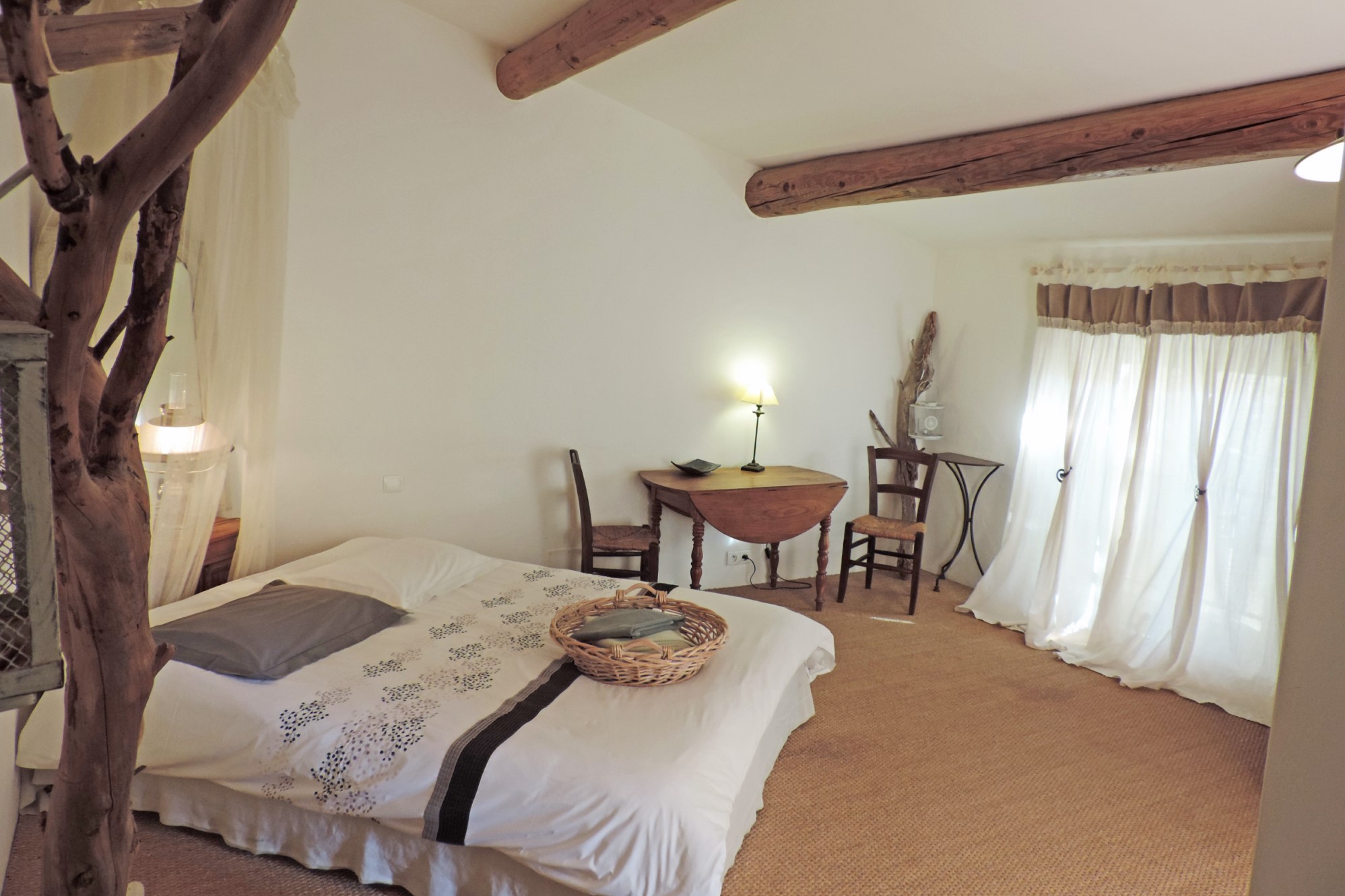 Propriété de village au centre de Gordes avec piscine et spa   