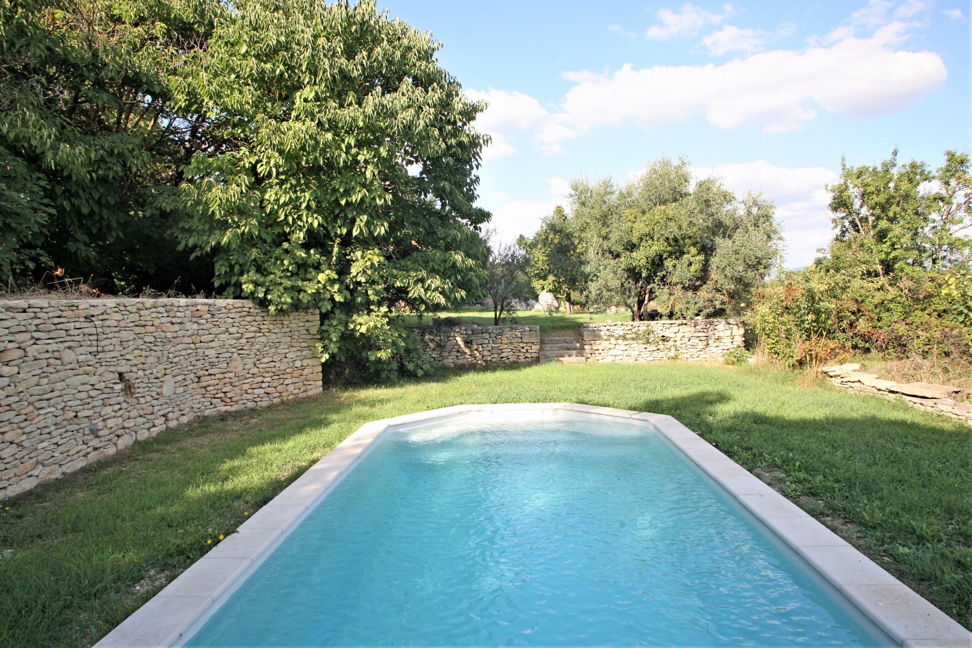 Très beau mas en bordure de village avec piscine et vues   