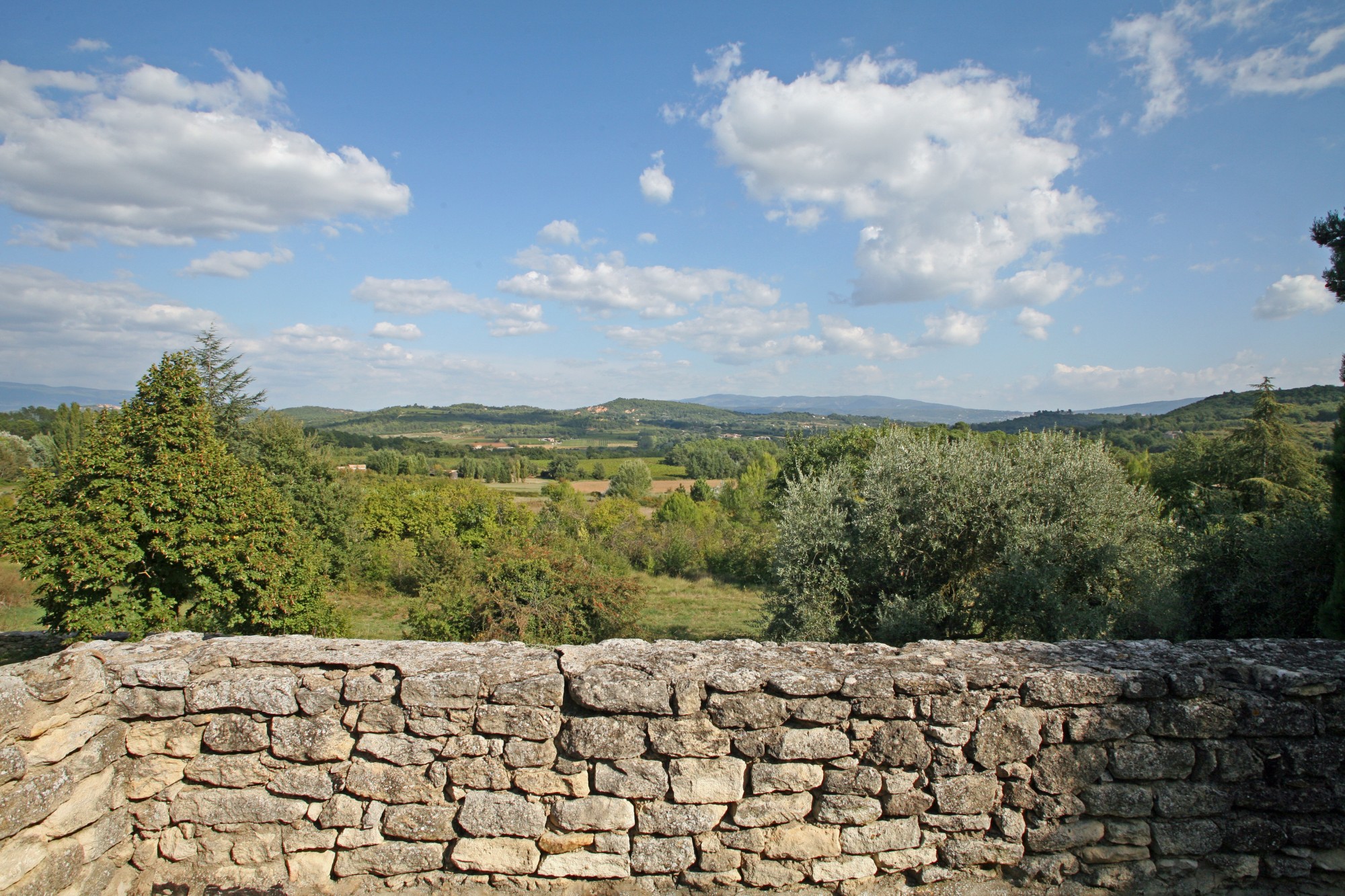 Très beau mas en bordure de village avec piscine et vues   