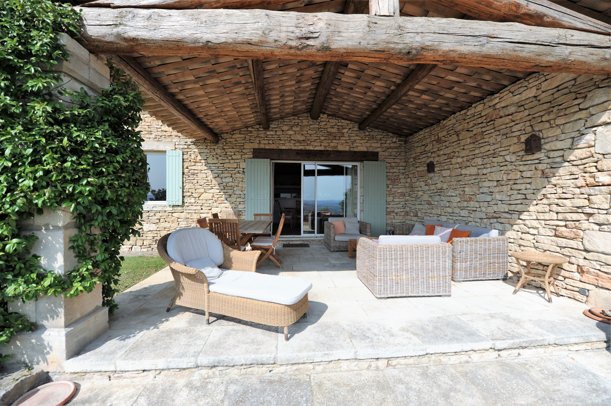 Gordes -  Maison de village en position dominante avec vue imprenable   