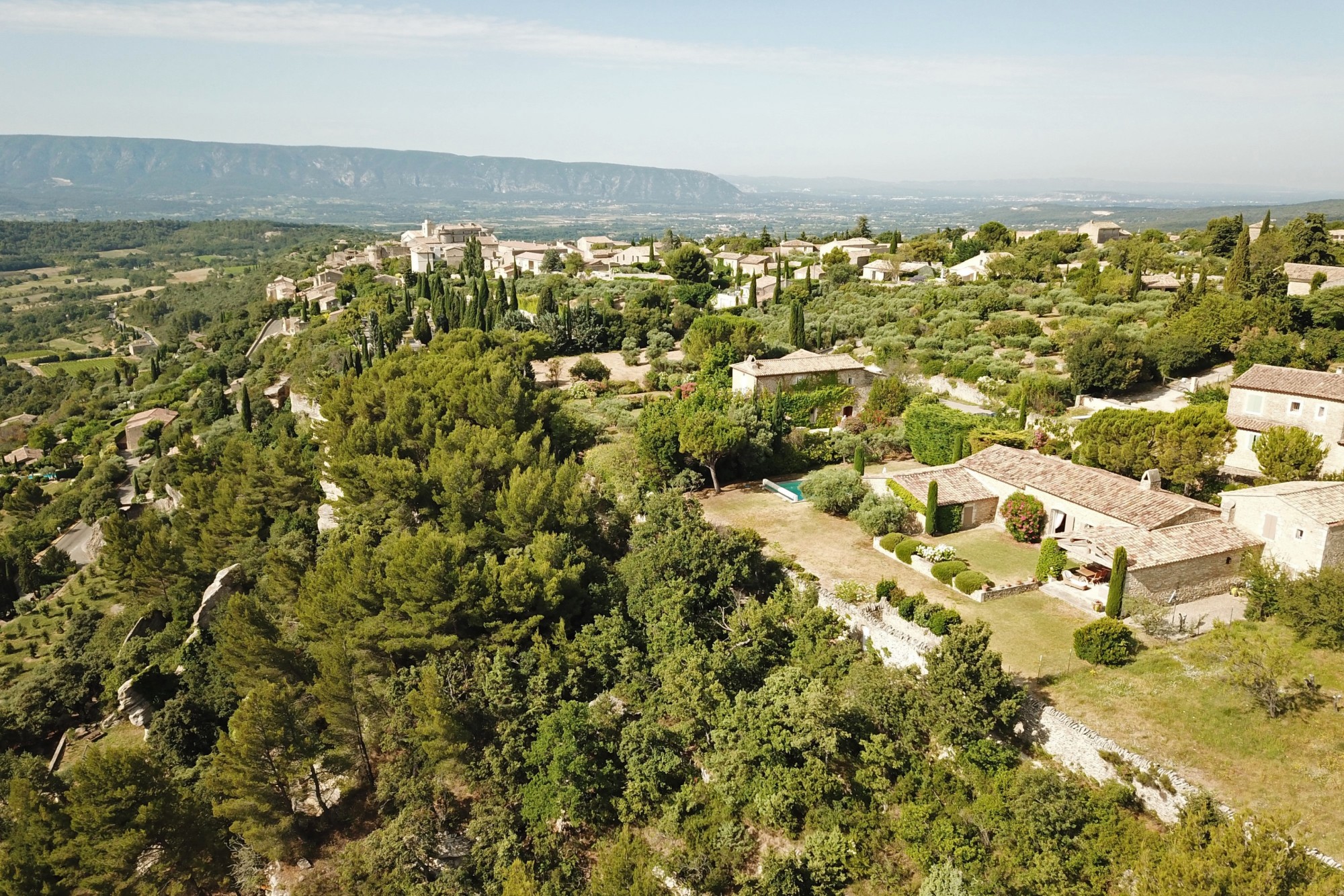 Gordes -  Maison de village en position dominante avec vue imprenable   