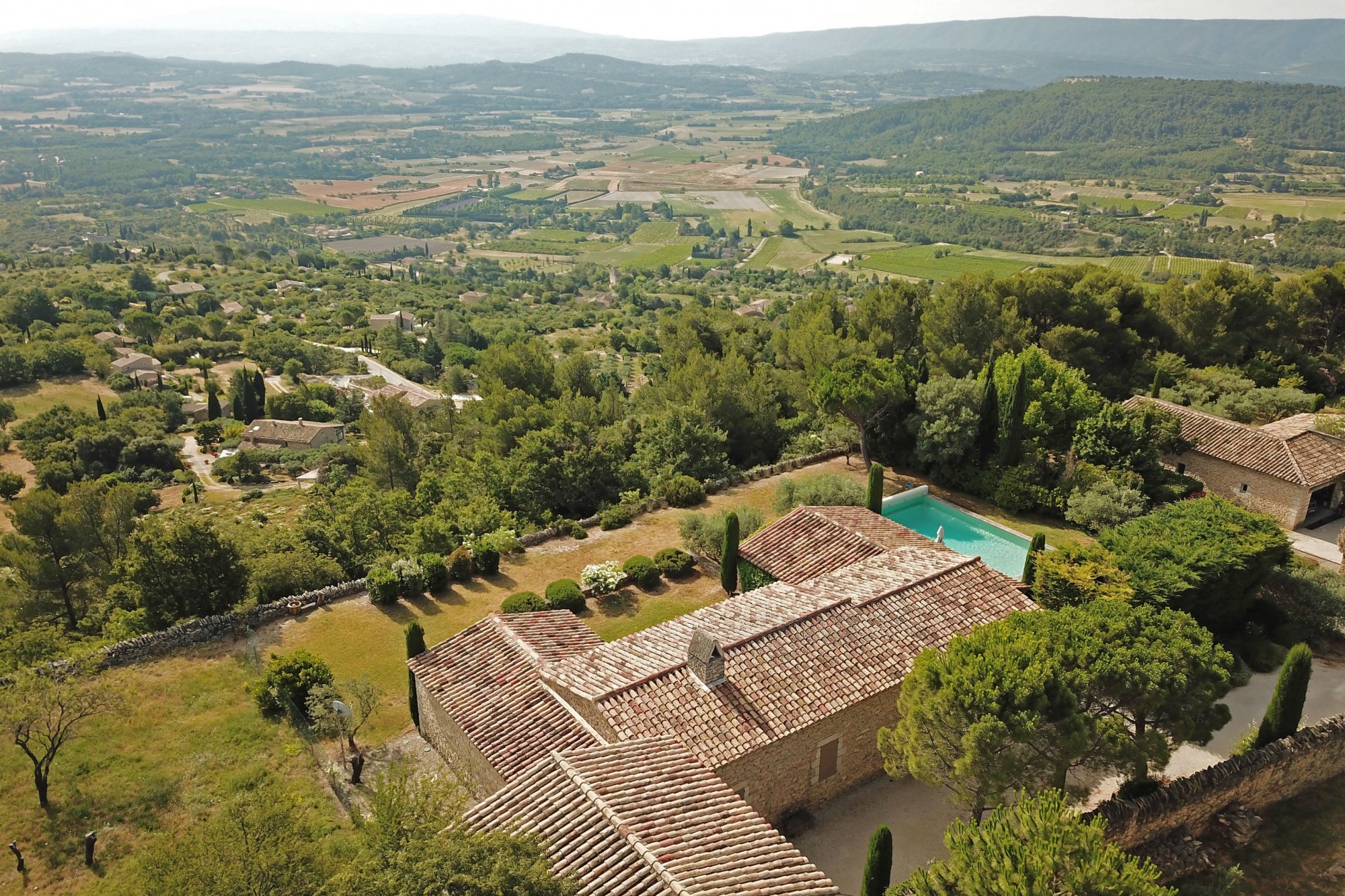 Gordes -  Maison de village en position dominante avec vue imprenable   