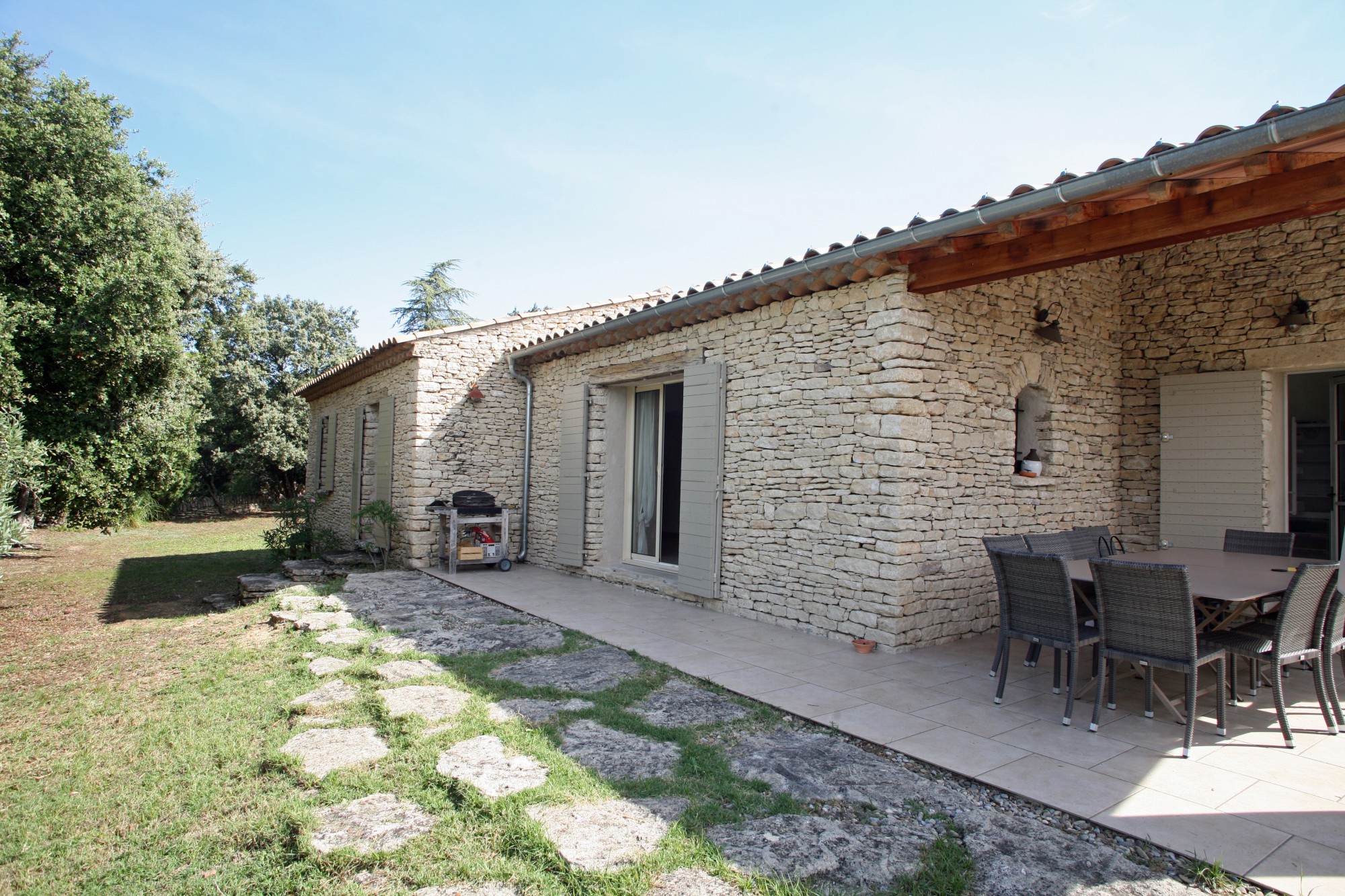 Charmante maison de plain pied en pierre avec piscine et vue proche Gordes  