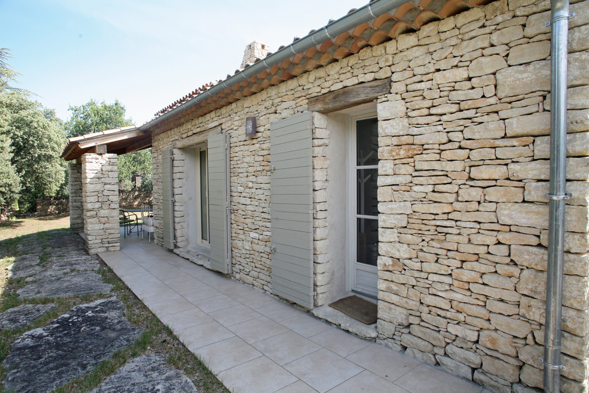 Ensemble de deux maisons avec piscine à deux pas du village   