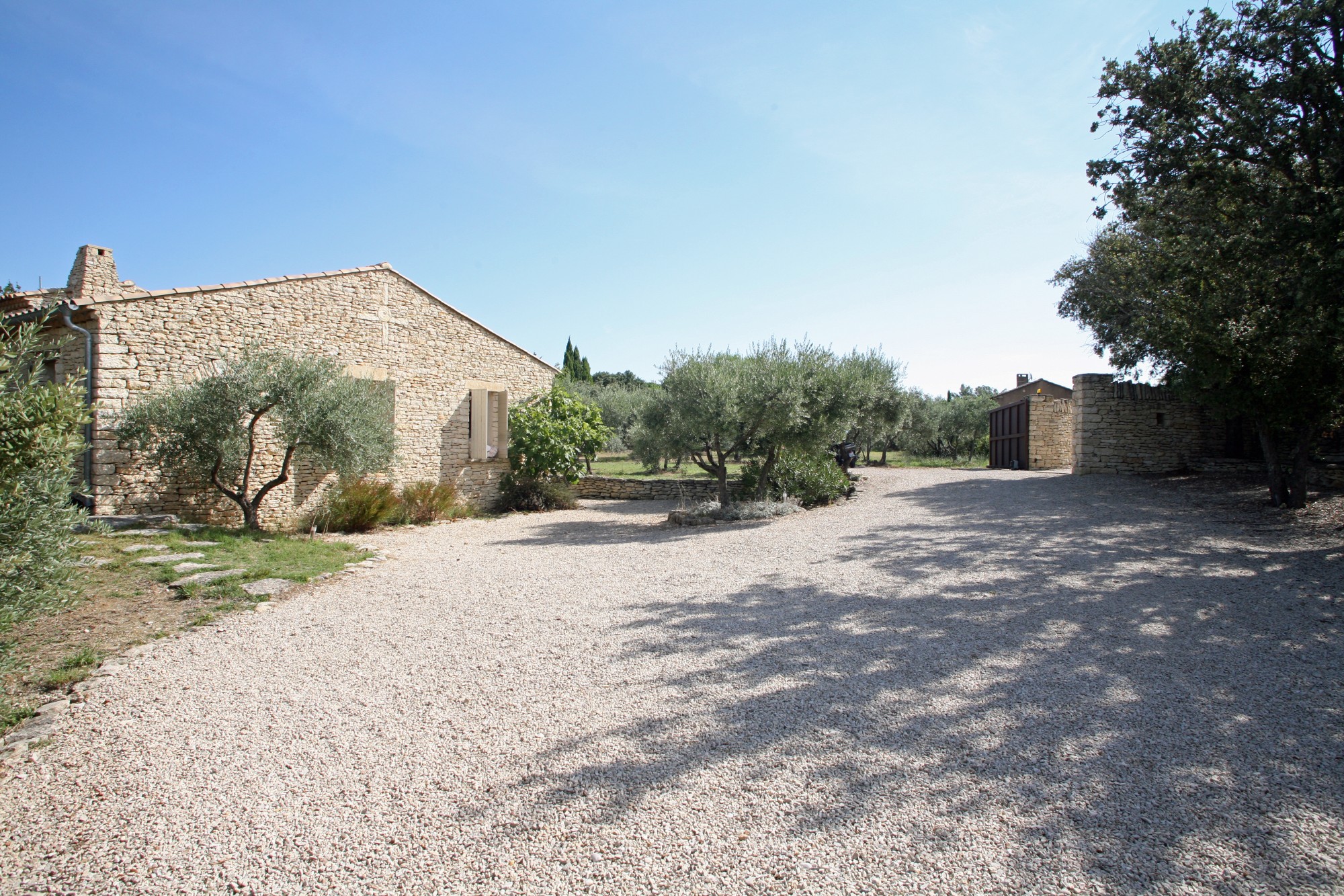 Ensemble de deux maisons avec piscine à deux pas du village   