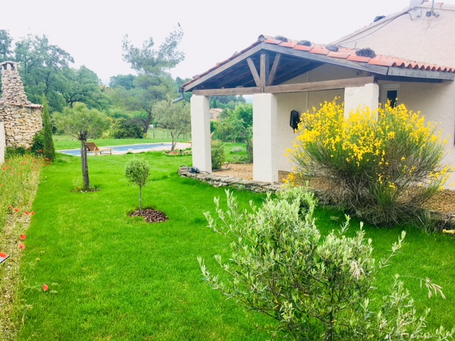 Proche Gordes, maison avec piscine et jolies vues   