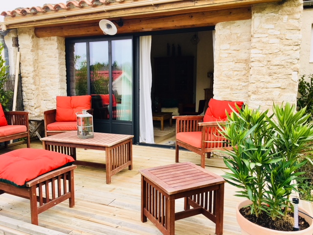 Proche Gordes, maison avec piscine et jolies vues   