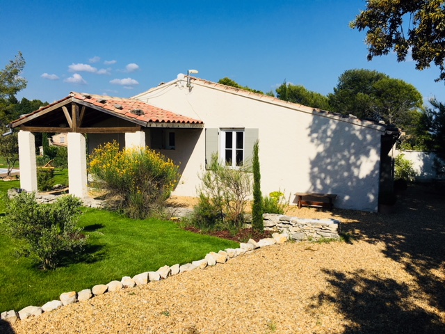 Proche Gordes, maison avec piscine et jolies vues   