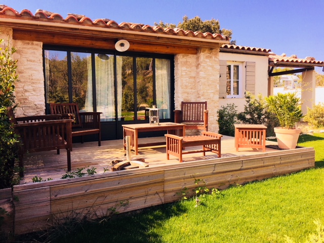 Proche Gordes, maison avec piscine et jolies vues   