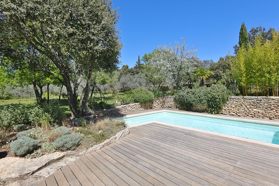 dans le Luberon, proche du centre du village superbe villa en pierres   