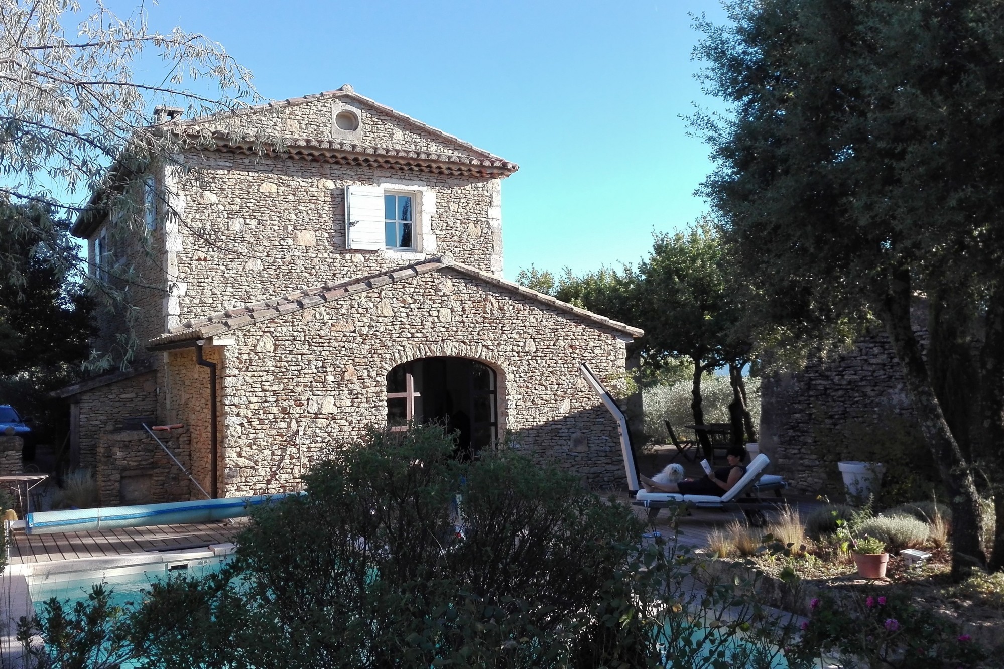 dans le Luberon, proche du centre du village superbe villa en pierres   