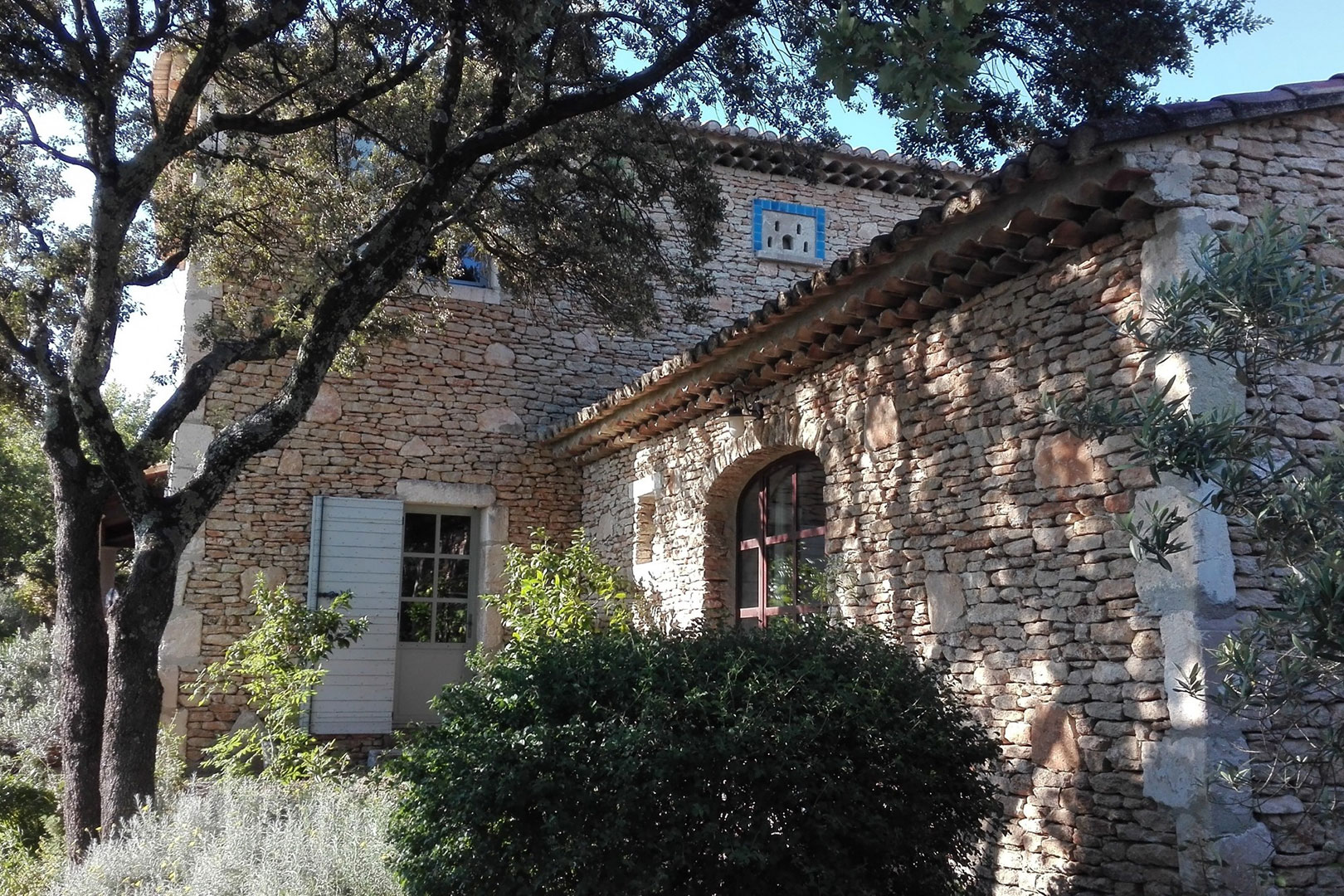 dans le Luberon, proche du centre du village superbe villa en pierres   