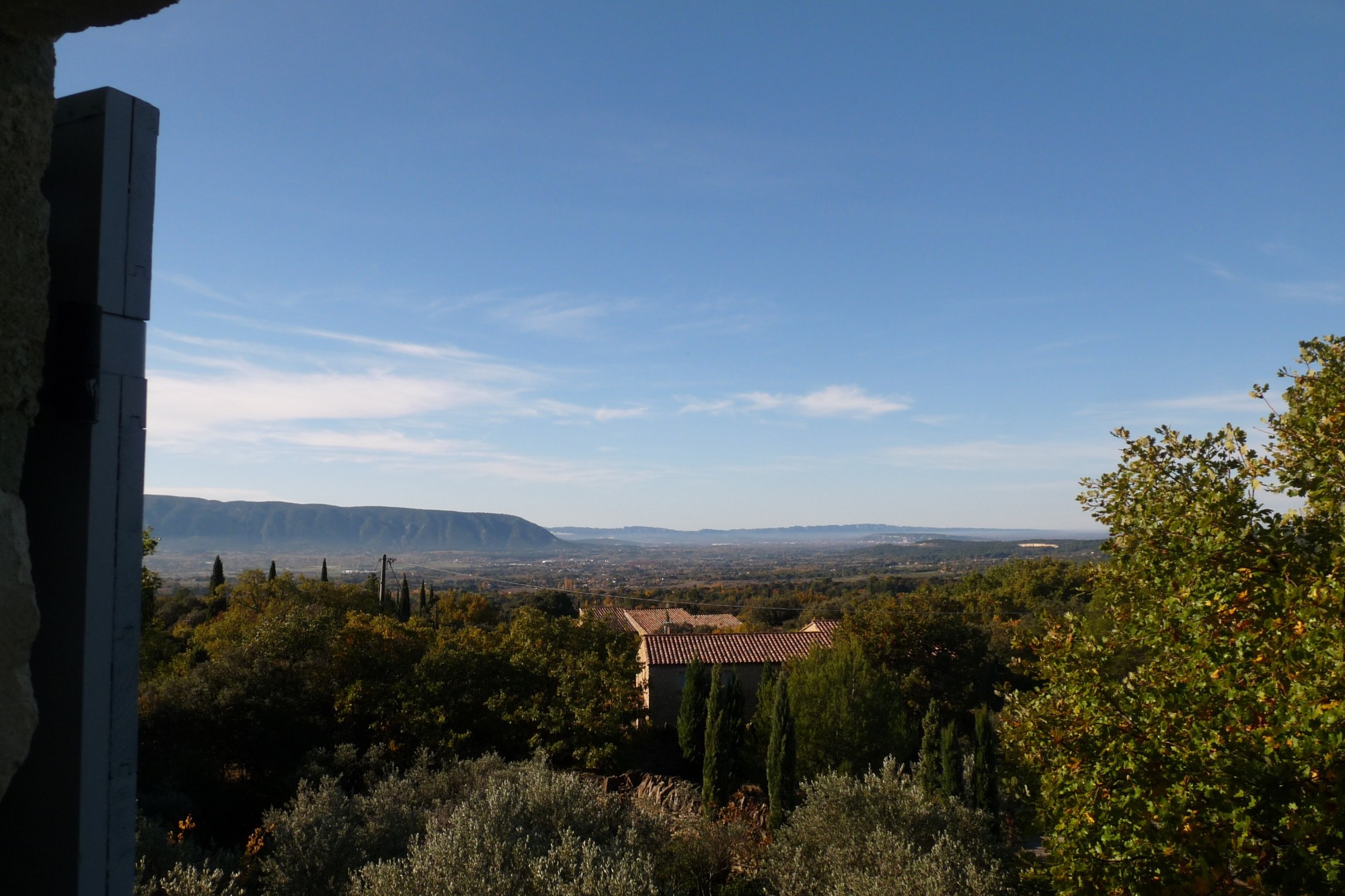 dans le Luberon, proche du centre du village superbe villa en pierres   