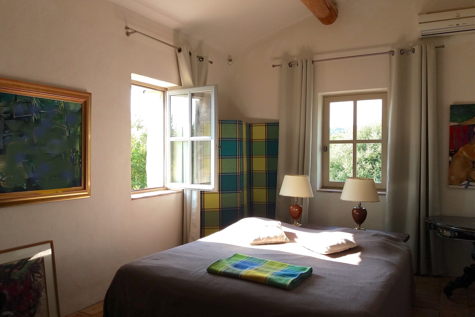 dans le Luberon, proche du centre du village superbe villa en pierres   
