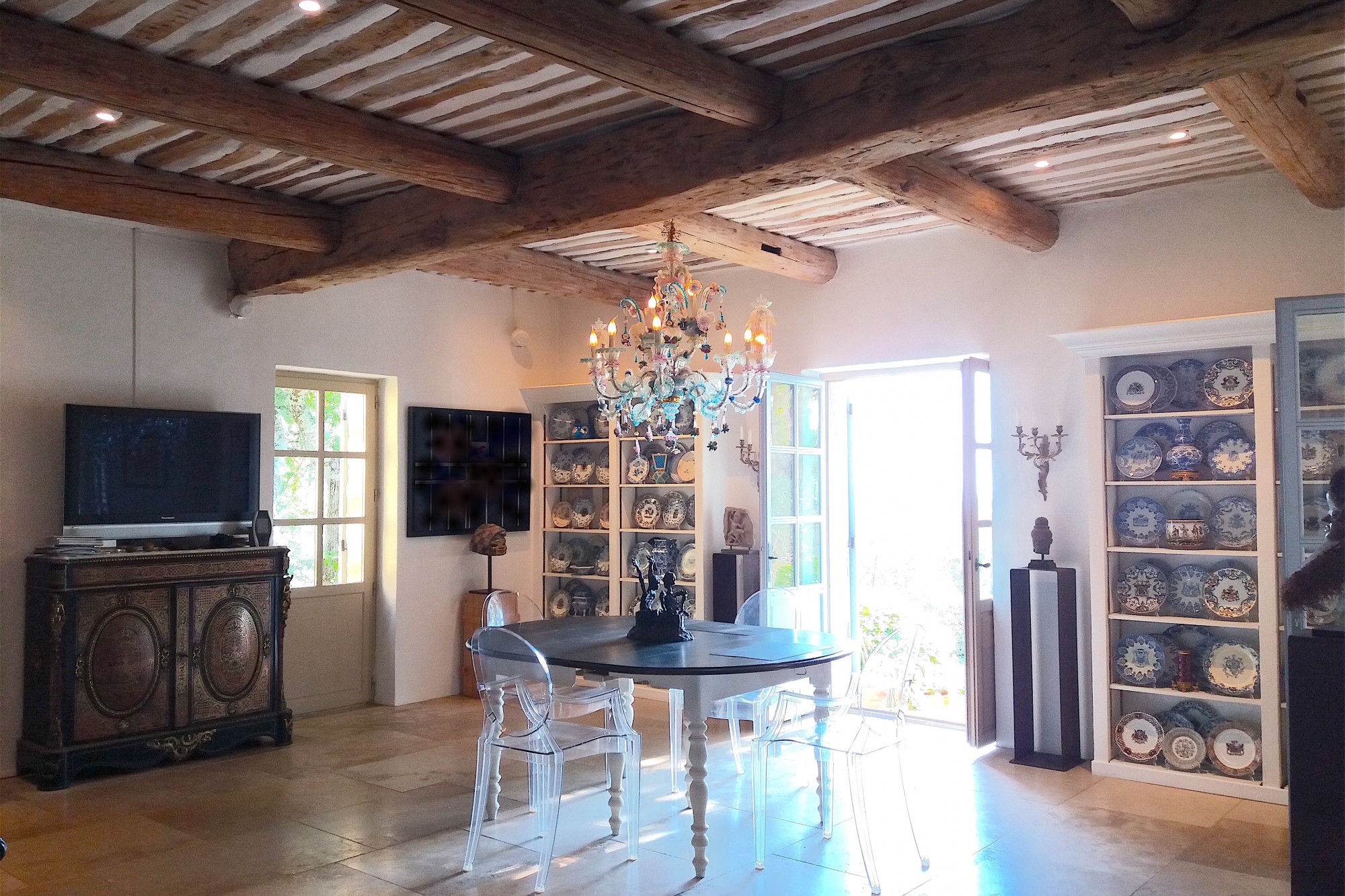 dans le Luberon, proche du centre du village superbe villa en pierres   