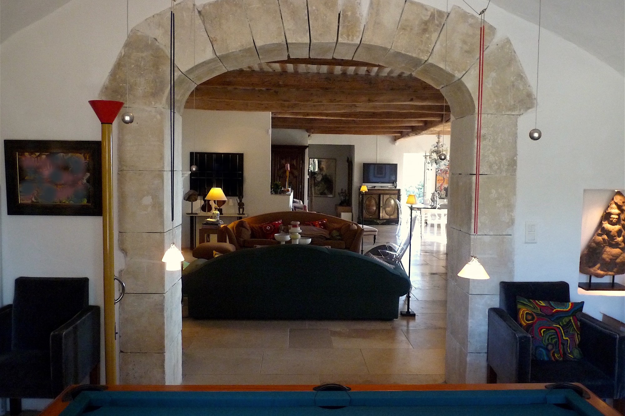 dans le Luberon, proche du centre du village superbe villa en pierres   