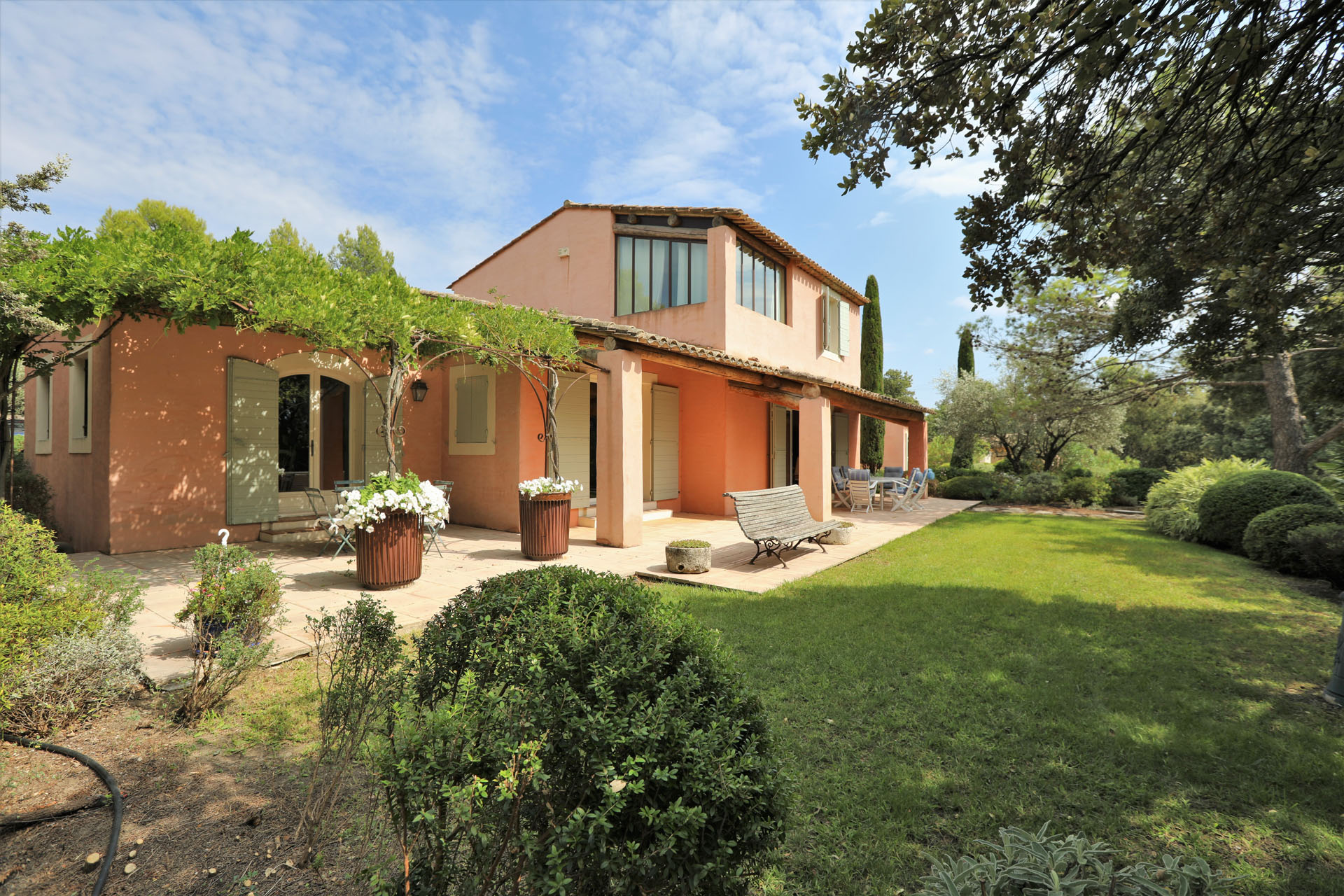 belle propriété avec piscine quartier recherché proche Gordes   