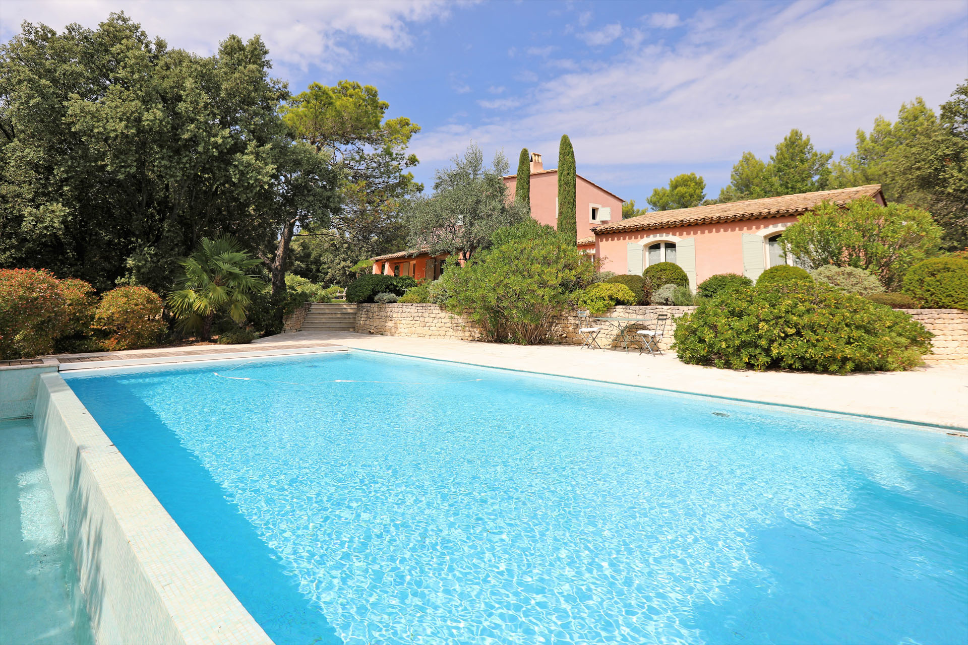belle propriété avec piscine quartier recherché proche Gordes   