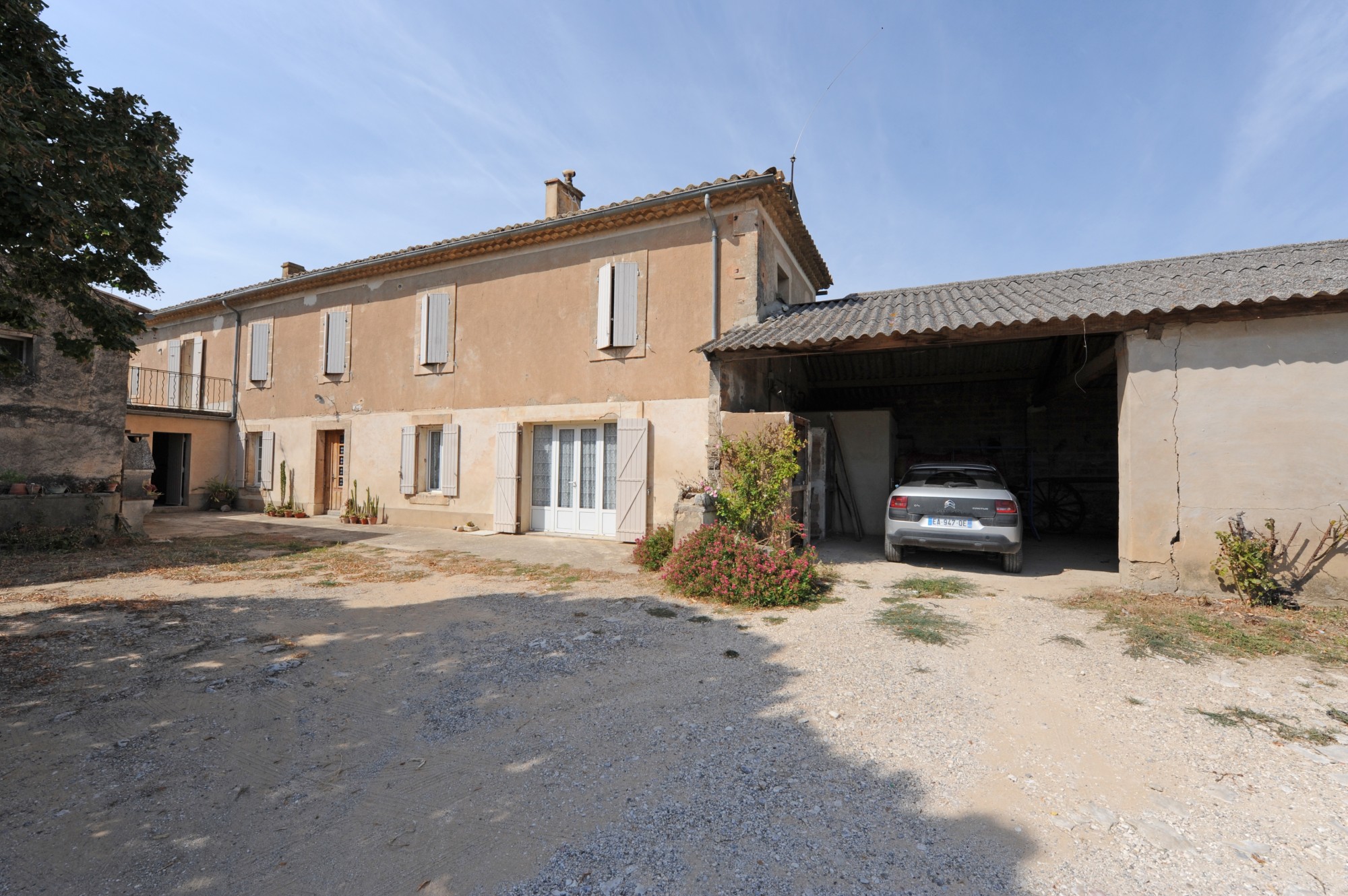 Luberon, mas mitoyen à rénover proche du village avec de jolies vues   