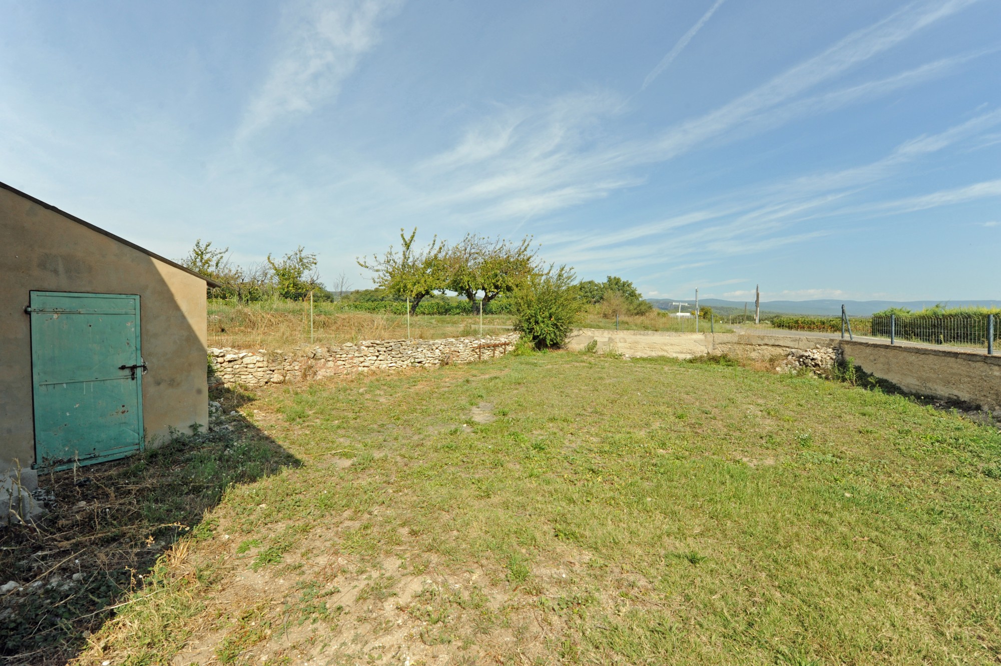 Luberon, mas mitoyen à rénover proche du village avec de jolies vues   