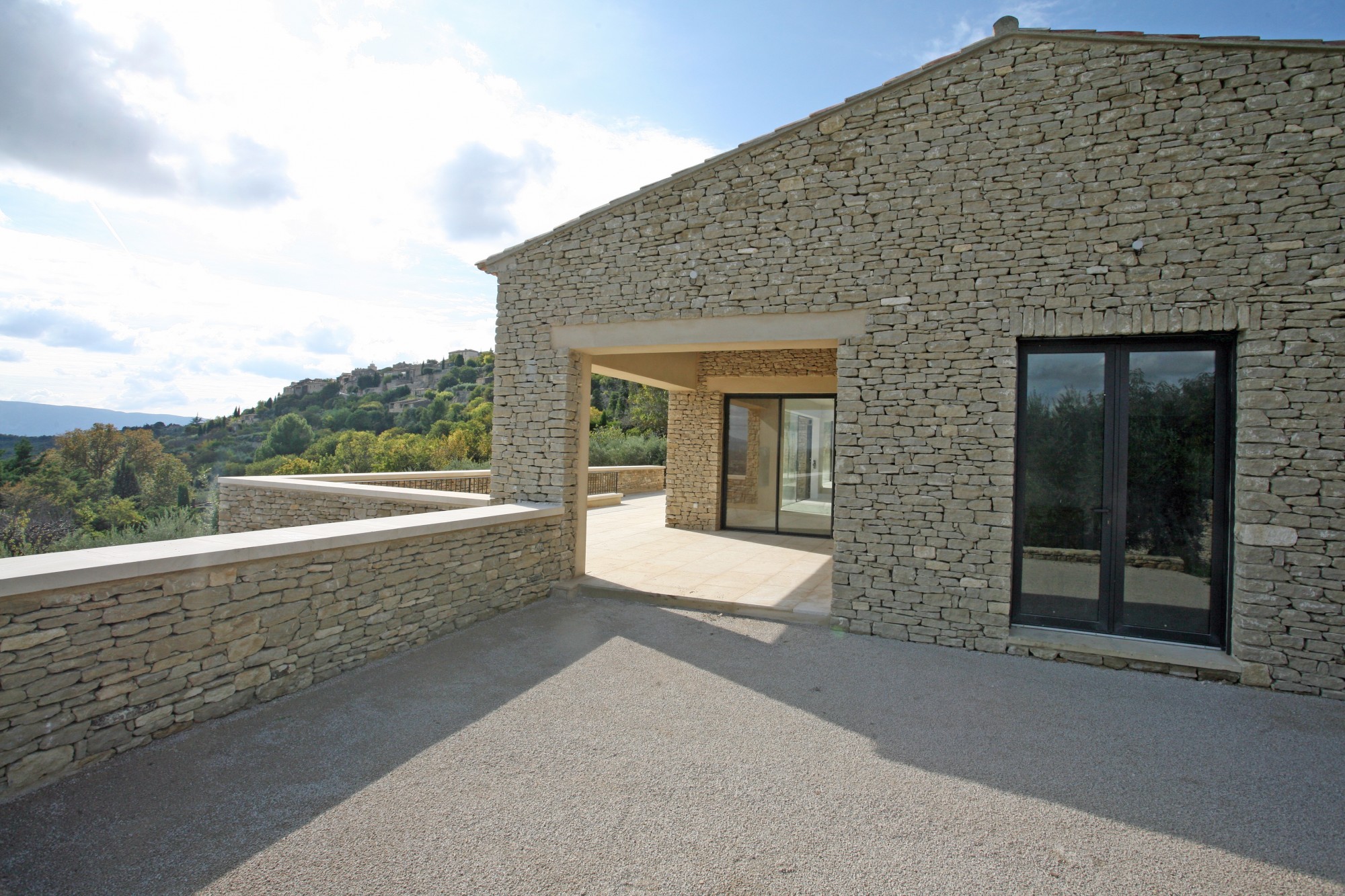 proche de Gordes, maison en pierre avec piscine et vue sublime   