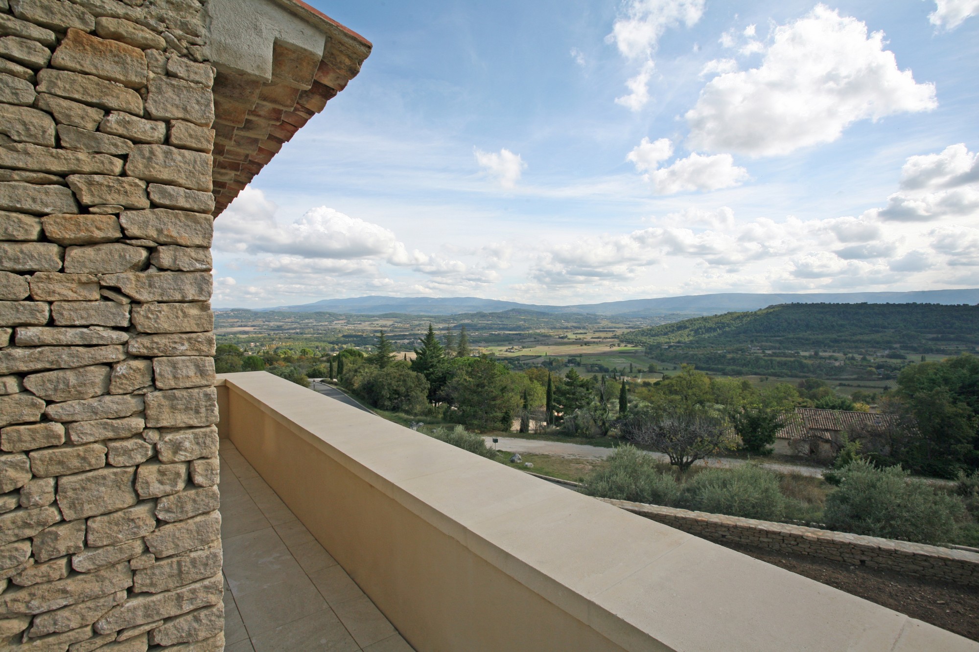 Terrasse moderne avec vue panoramique à Gordes