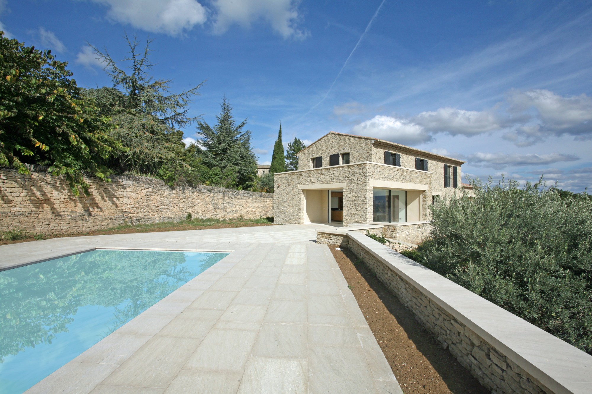 Terrasse avec piscine moderne à Gordes
