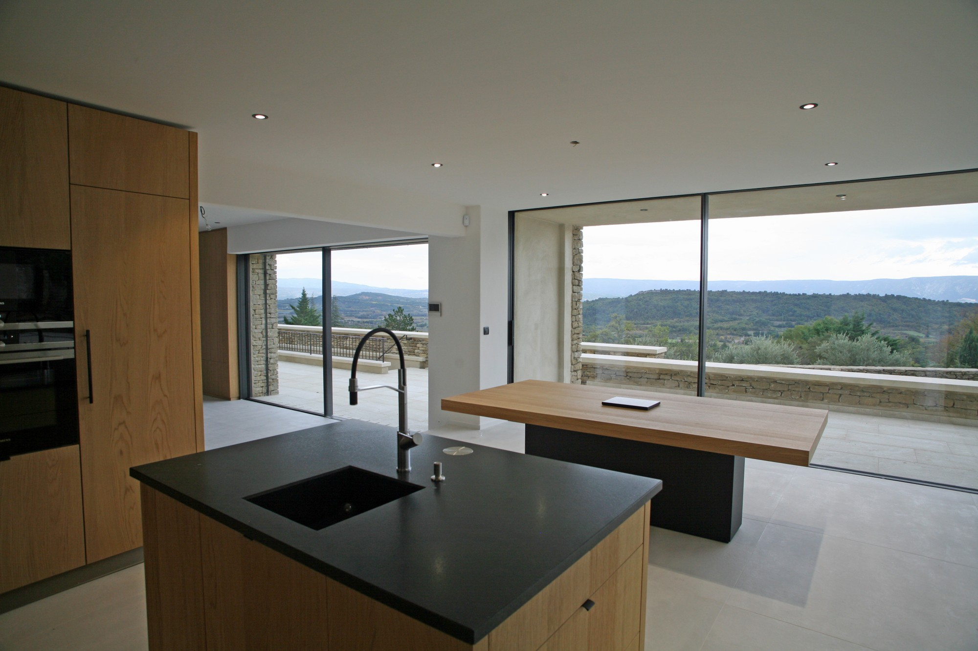 proche de Gordes, maison en pierre avec piscine et vue sublime   