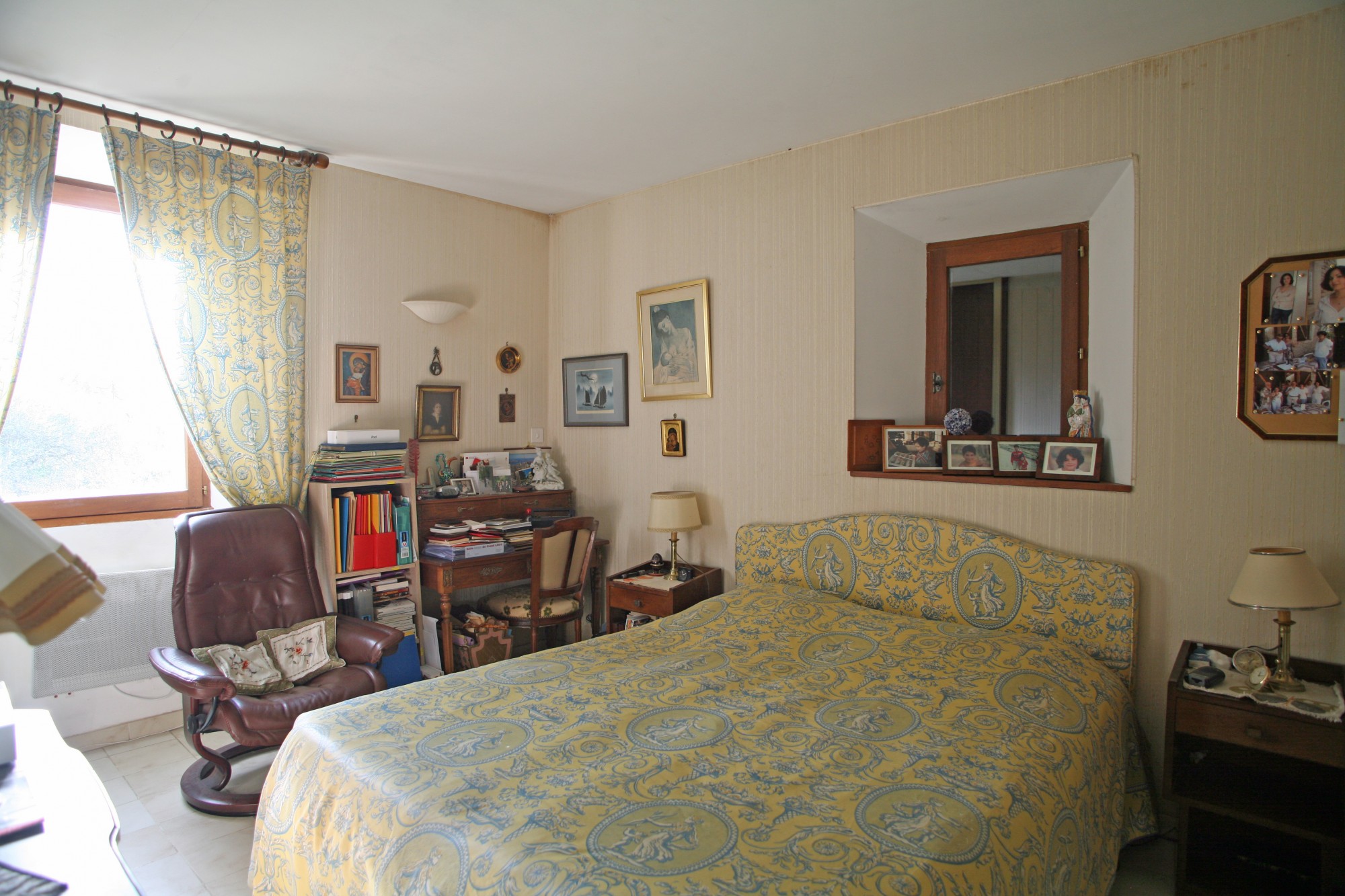 Maison en pierre avec annexes et piscine   