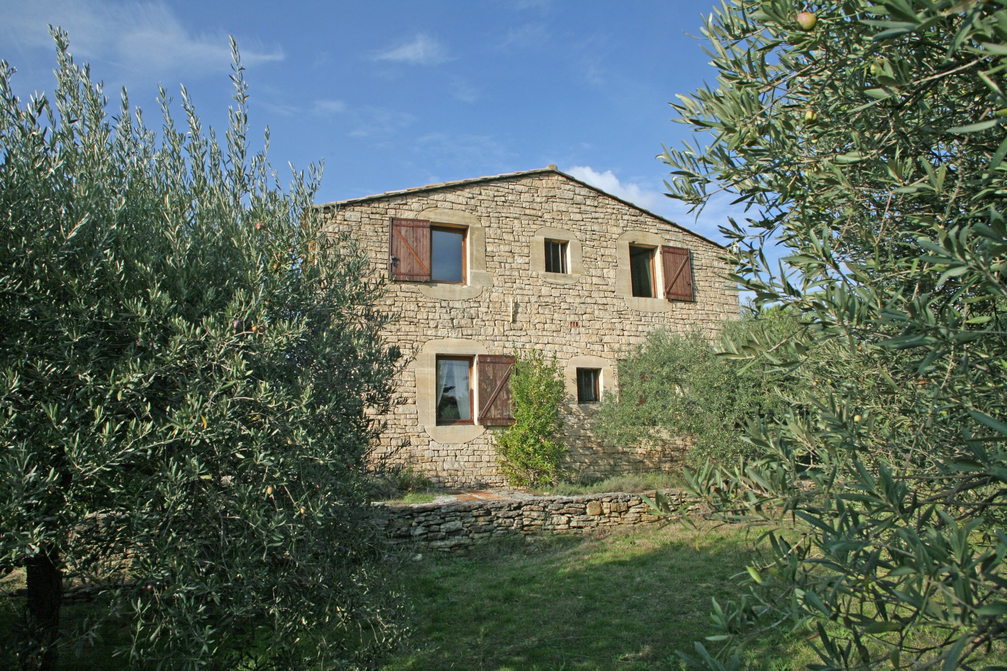 Maison en pierre avec annexes et piscine   