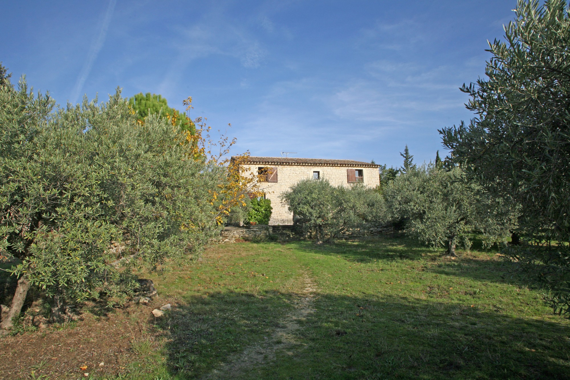 Maison en pierre avec annexes et piscine   