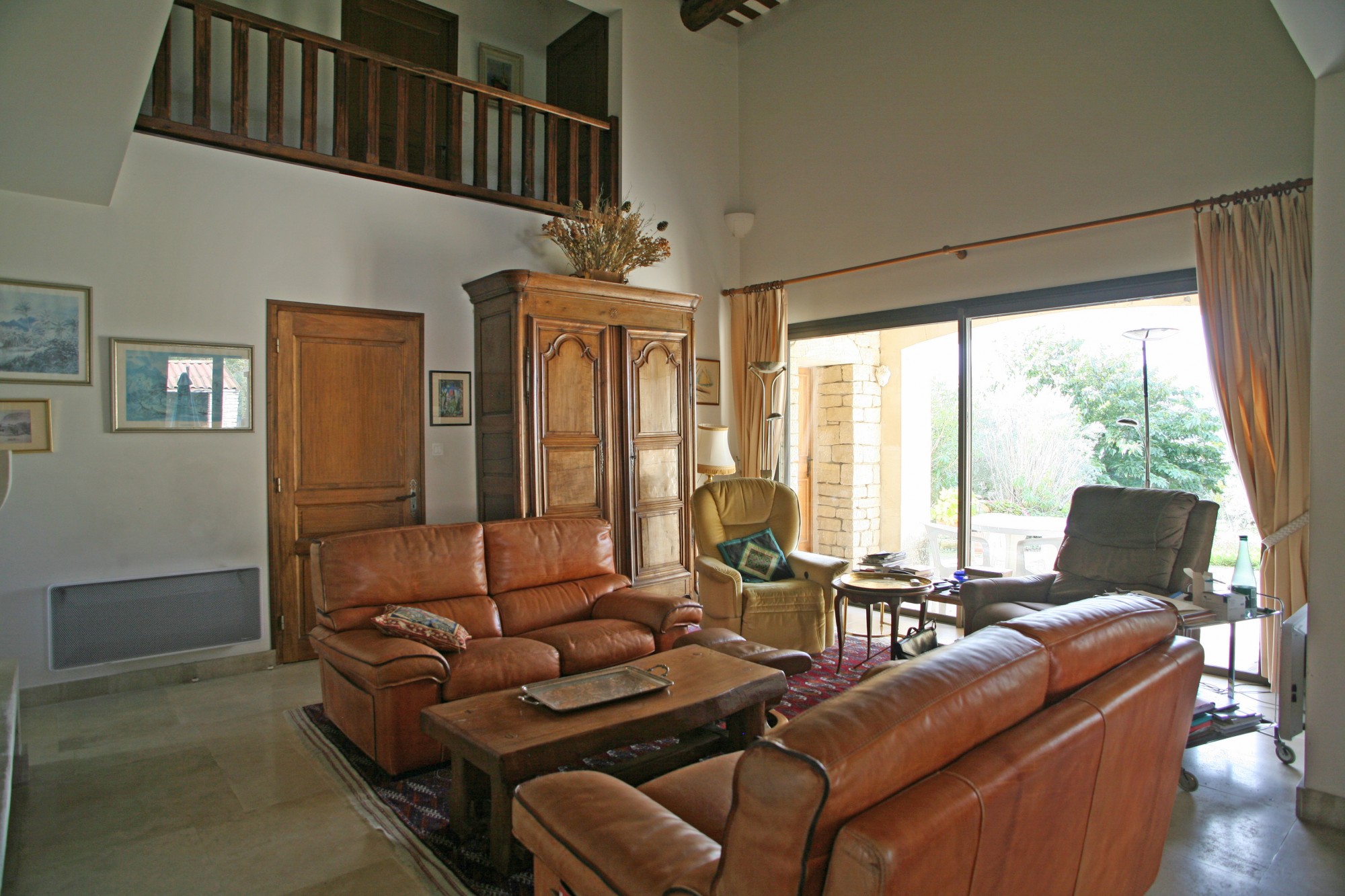 Maison en pierre avec annexes et piscine   