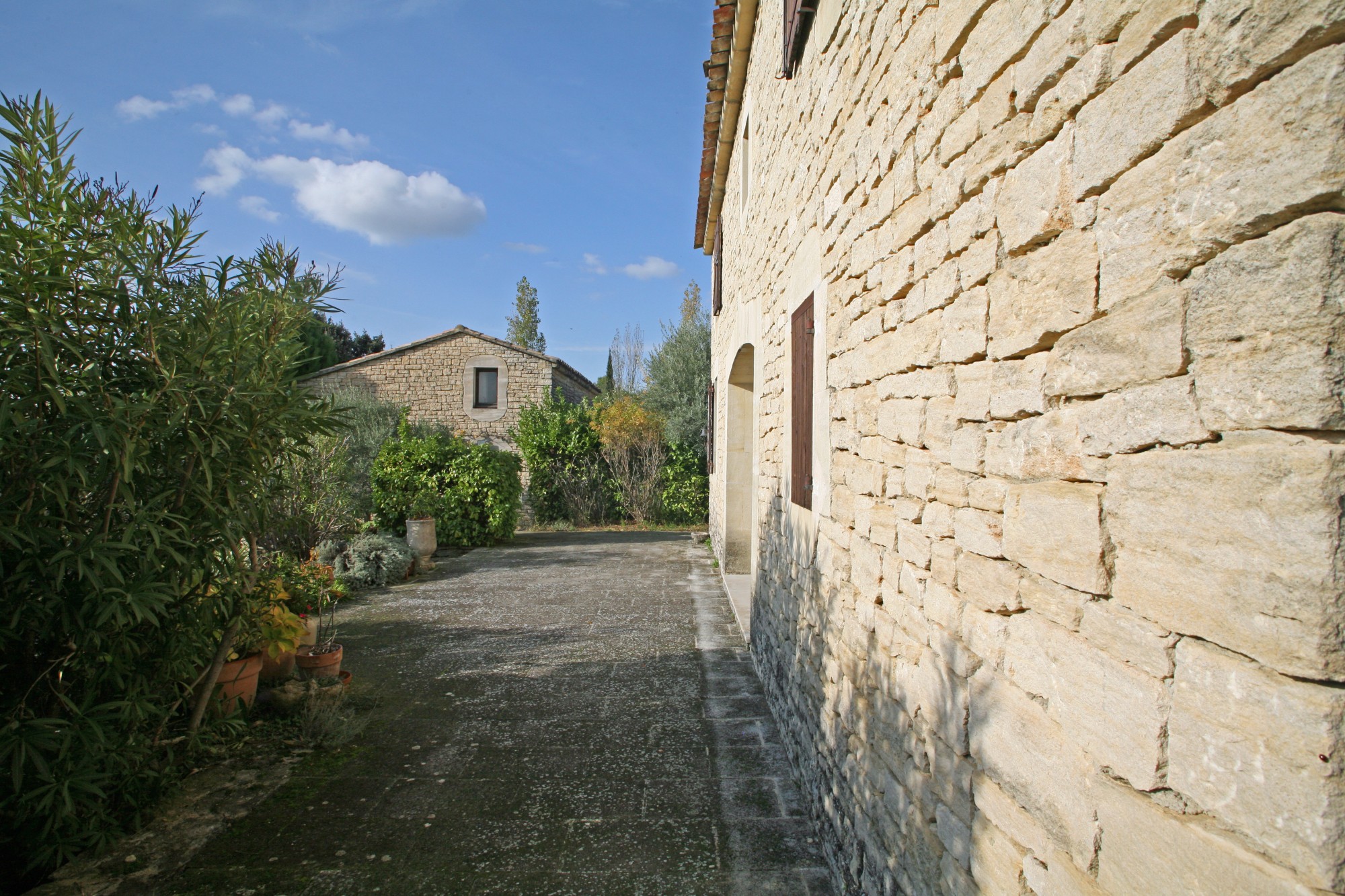 Maison en pierre avec annexes et piscine   