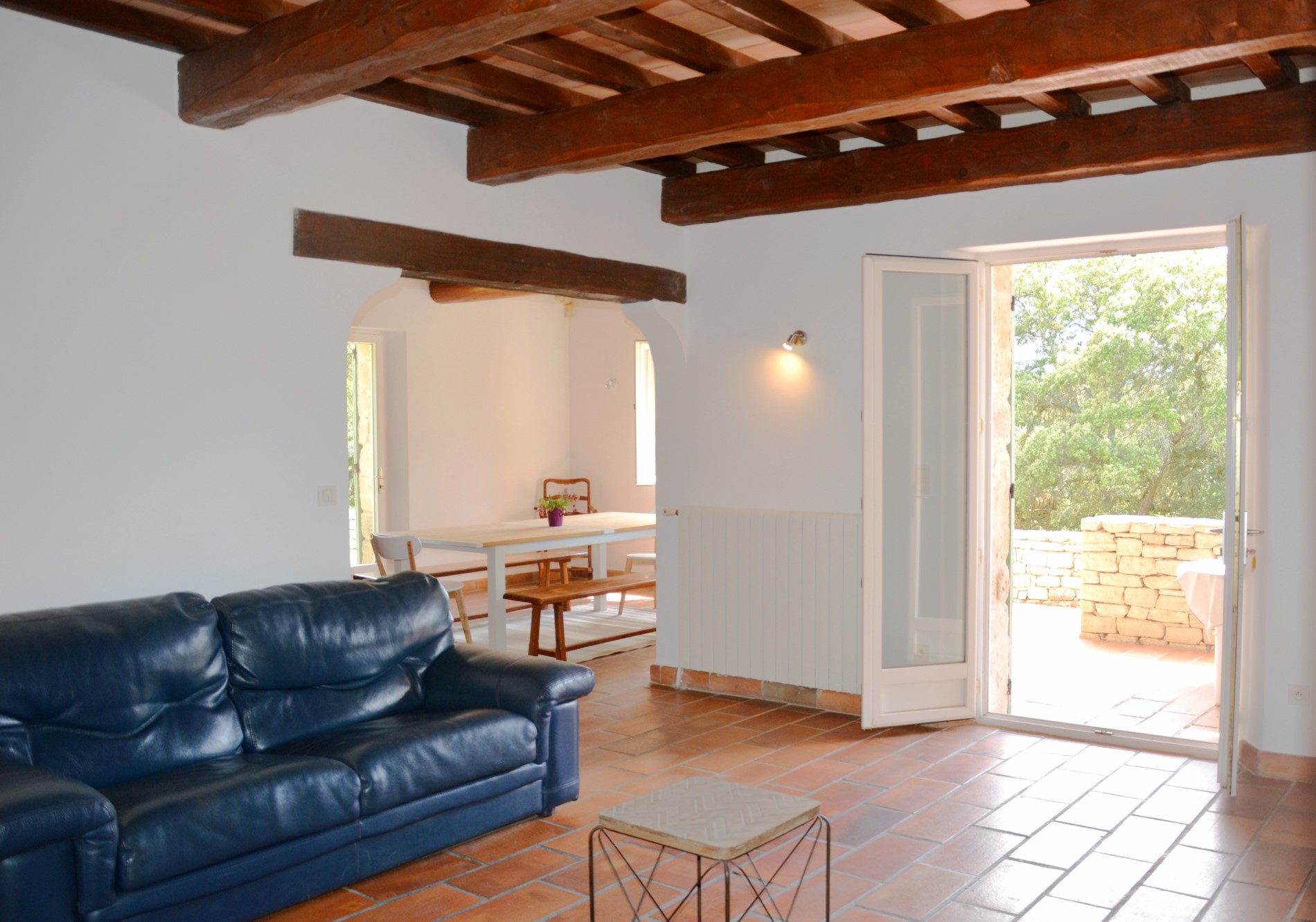 Entre Gordes & Ménerbes, belle maison en pierres avec piscine et dépendances   