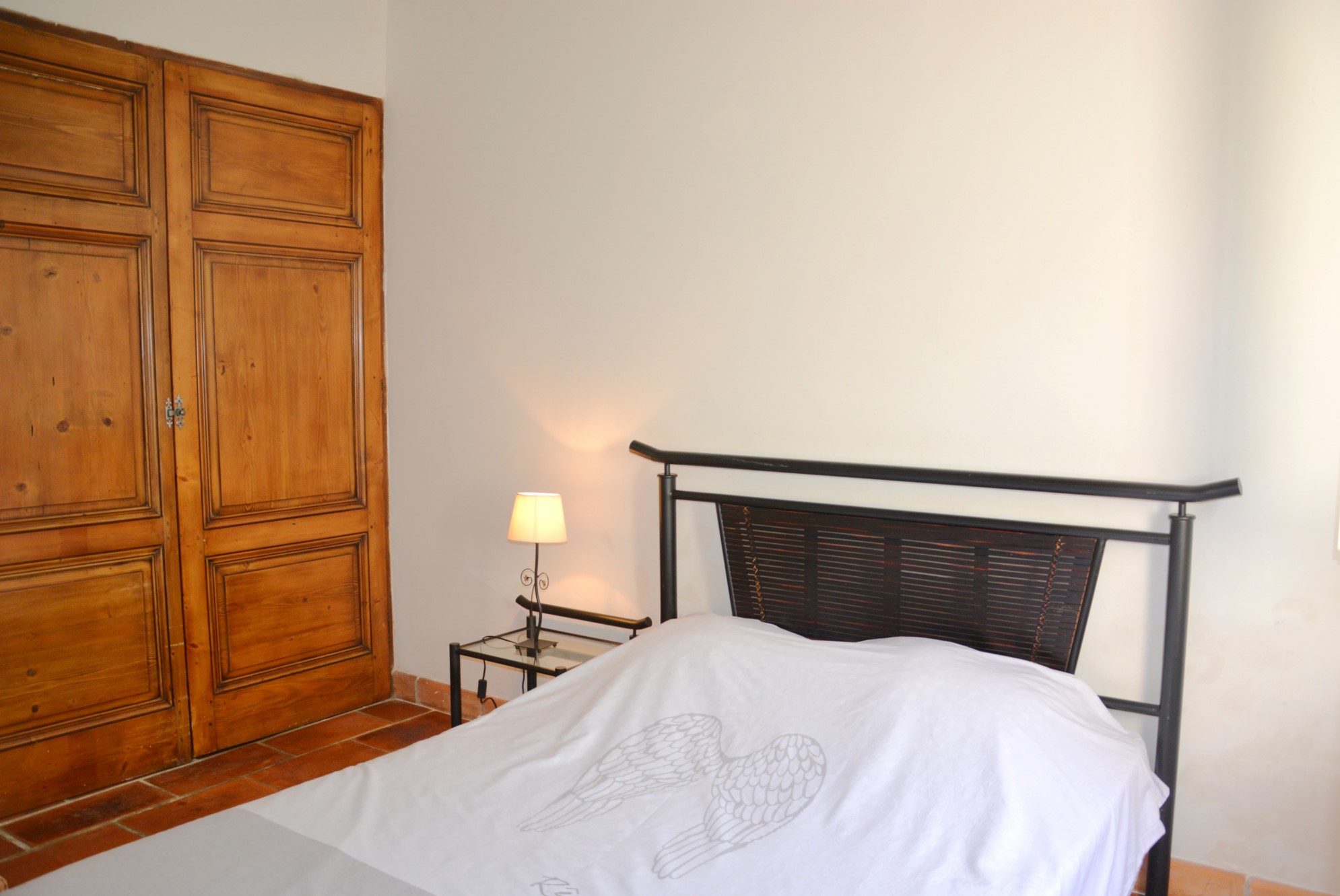 Entre Gordes & Ménerbes, belle maison en pierres avec piscine et dépendances   